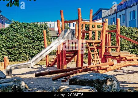 patins verts pour enfants en bois naturel Banque D'Images