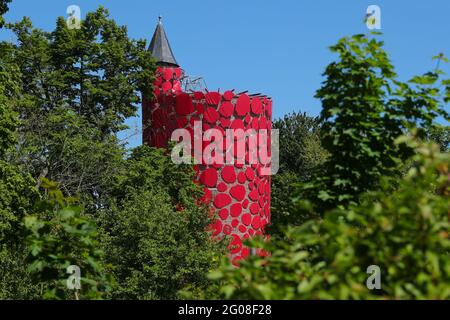 Bruges, Belgique. 1er juin 2021. L'installation d'art "et le monde continue de tourner" par Nnenna Okore est vue à Bruges, Belgique, le 1er juin 2021. Du 8 mai au 24 octobre, le troisième triennal de Bruges apporte l'art et l'architecture contemporains à la ville riche en histoire. Avec le thème "trauma", des œuvres d'art créées par treize artistes et architectes ont été présentées dans différents endroits de la ville. Credit: Zheng Huansong/Xinhua/Alay Live News Banque D'Images