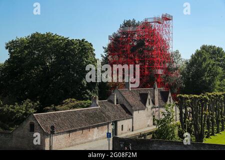 Bruges, Belgique. 1er juin 2021. L'installation artistique 'Transgler' de Hector Zamora est vue à Bruges, Belgique, le 1er juin 2021. Du 8 mai au 24 octobre, le troisième triennal de Bruges apporte l'art et l'architecture contemporains à la ville riche en histoire. Avec le thème "trauma", des œuvres d'art créées par treize artistes et architectes ont été présentées dans différents endroits de la ville. Credit: Zheng Huansong/Xinhua/Alay Live News Banque D'Images