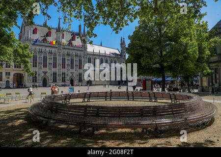 Bruges, Belgique. 1er juin 2021. L'installation artistique 'Inner Circle' de Nadia Kaabi-Linke est vue à Bruges, Belgique, le 1er juin 2021. Du 8 mai au 24 octobre, le troisième triennal de Bruges apporte l'art et l'architecture contemporains à la ville riche en histoire. Avec le thème "trauma", des œuvres d'art créées par treize artistes et architectes ont été présentées dans différents endroits de la ville. Credit: Zheng Huansong/Xinhua/Alay Live News Banque D'Images