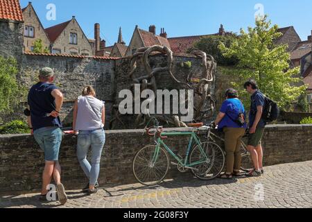 Bruges, Belgique. 1er juin 2021. Les gens regardent l'installation d'art "dénaturation 4" de Henrique Oliveira à Bruges, Belgique, le 1er juin 2021. Du 8 mai au 24 octobre, le troisième triennal de Bruges apporte l'art et l'architecture contemporains à la ville riche en histoire. Avec le thème "trauma", des œuvres d'art créées par treize artistes et architectes ont été présentées dans différents endroits de la ville. Credit: Zheng Huansong/Xinhua/Alay Live News Banque D'Images