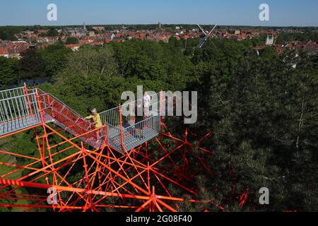 Bruges, Belgique. 1er juin 2021. Les gens font l'expérience de l'installation artistique 'Transgler' par Hector Zamora à Bruges, Belgique, le 1er juin 2021. Du 8 mai au 24 octobre, le troisième triennal de Bruges apporte l'art et l'architecture contemporains à la ville riche en histoire. Avec le thème "trauma", des œuvres d'art créées par treize artistes et architectes ont été présentées dans différents endroits de la ville. Credit: Zheng Huansong/Xinhua/Alay Live News Banque D'Images