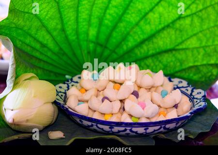 gros plan sur les desserts thaïlandais artificiels, ensemble de desserts thaïlandais à base de sucreries à base d'œufs et de sucre. Banque D'Images