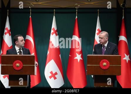 Ankara. 1er juin 2021. Le Président turc Recep Tayyip Erdogan (R) et le Premier ministre géorgien Irakli Garibashvili tiennent une conférence de presse commune après leur réunion au complexe présidentiel d'Ankara, en Turquie, le 1er juin 2021. Crédit: Mustafa Kaya/Xinhua/Alamy Live News Banque D'Images