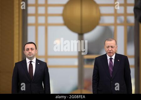 Ankara. 1er juin 2021. Le Président turc Recep Tayyip Erdogan (R) accueille le Premier ministre géorgien Irakli Garibashvili lors d'une cérémonie officielle au complexe présidentiel d'Ankara, en Turquie, le 1er juin 2021. Crédit: Mustafa Kaya/Xinhua/Alamy Live News Banque D'Images