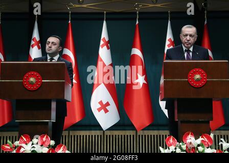 Ankara. 1er juin 2021. Le Président turc Recep Tayyip Erdogan (R) et le Premier ministre géorgien Irakli Garibashvili tiennent une conférence de presse commune après leur réunion au complexe présidentiel d'Ankara, en Turquie, le 1er juin 2021. Crédit: Mustafa Kaya/Xinhua/Alamy Live News Banque D'Images