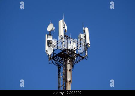 Tour de télécommunication pour téléphone cellulaire. Relais. Contre le ciel bleu. Gros plan. Banque D'Images