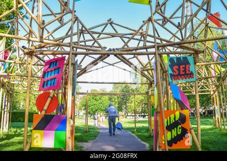 Londres, Royaume-Uni. 1er juin 2021. La sculpture « à travers » de Morag Myerscough exposée sur la place Grosvenor. La sculpture fait partie du Mayfair Sculpture Trail 2021, une exposition en plein air dans le quartier de Mayfair, dans le centre de Londres, qui présente de nouvelles sculptures ainsi que des œuvres d'art publiques permanentes dans la région. Il a lieu du 2 au 27 juin 2021. (Photo de Vuk Valcic/SOPA Images/Sipa USA) crédit: SIPA USA/Alay Live News Banque D'Images