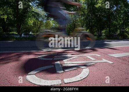 Hambourg, Allemagne. 31 mai 2021. Un cycliste se déplace dans la piste cyclable marquée de peinture rouge à Klosterstern. Le 03.06.2021 est la Journée mondiale du vélo. (À dpa: 'Le vélo à travers la ville: Idées fausses populaires') Credit: Marcus Brandt/dpa/Alamy Live News Banque D'Images