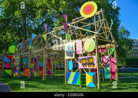Londres, Royaume-Uni. 1er juin 2021. La sculpture « à travers » de Morag Myerscough exposée sur la place Grosvenor. La sculpture fait partie du Mayfair Sculpture Trail 2021, une exposition en plein air dans le quartier de Mayfair, dans le centre de Londres, qui présente de nouvelles sculptures ainsi que des œuvres d'art publiques permanentes dans la région. Il a lieu du 2 au 27 juin 2021. Crédit : SOPA Images Limited/Alamy Live News Banque D'Images