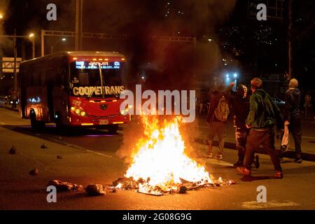 Medellin, Colombie, le 31 mai 2021. Les manifestants tiennent un bus de transport en commun loin de la manifestation alors qu'un groupe de manifestants à capuchon se heurtaient à des affrontements avec la police anti-émeute de Colombie (ESMAD) à Medellin, Colombie lors des manifestations anti-gouvernementales en cours contre la réforme fiscale et sanitaire du président Ivan Duque et les brutalités et troubles de la police qui ont fait au moins 70 morts au cours du mois dernier, à Medellin, en Colombie, le 31 mai 2021. Banque D'Images