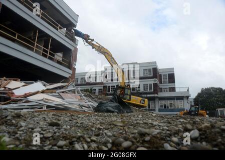 GREYMOUTH, NOUVELLE-ZÉLANDE, le 19 janvier 2021 : une pelle utilise une griffe pour démolir l'ancien bâtiment hospitalier de Greymouth, Nouvelle-Zélande, janvier Banque D'Images
