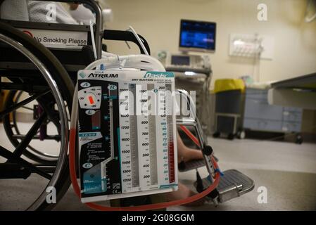 GREYMOUTH, NOUVELLE-ZÉLANDE, le 13 JANVIER 2021 : un drain thoracique élimine la mère infectieuse d'un patient en fauteuil roulant à l'hôpital te Nikau Banque D'Images