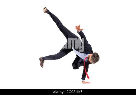 Homme d'affaires élégant dans un costume faisant hip-hop dansant l'équilibre d'une main avec les jambes dans l'air isolé sur un fond blanc studio avec copyspace Banque D'Images