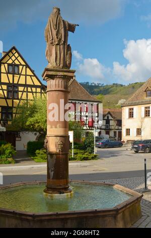 FRANCE, BAS-RHIN (67), ANDLAU, PLACE DE LA MAIRIE, FONTAINE ST. RICHARDE Banque D'Images