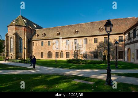 FRANCE, HAUT-RHIN (68), COLMAR, PLACE UNTERLINDEN, MUSÉE UNTERLINDEN Banque D'Images