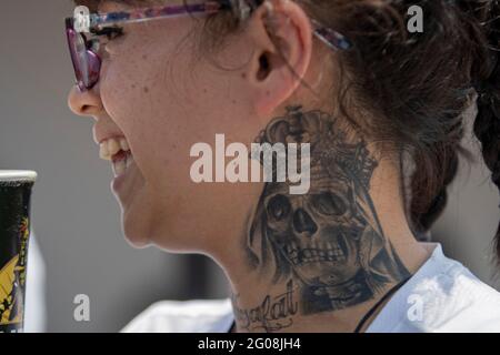 Un fidèle avec un tatoo de Santa Muerte, en arrivant à l'autel de Santa Muerte dans la ville de Tepito, dans le cadre des célébrations qui ont eu lieu le premier jour de chaque mois, des centaines de dévotés s'y rendent pour le vénérer, remerciez pour les faveurs et les promesses tenues que cette déité leur a accordées. La Santa Muerte ou Santisima Muerte est une figure mexicaine populaire qui personnifie la mort et est un objet de culte, les dévotés d'elle sont généralement perçus comme des personnes associées à la criminalité, l'activité des gangs, la prostitution, le trafic de drogue. Mexico, Mexique, 1er juin 2021. Photo de Ricardo F. Banque D'Images