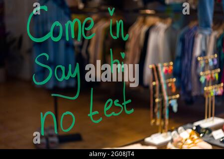 Munich, Allemagne. 1er juin 2021. Les mots « Come in - Say hi - no test » peuvent être lus sur la fenêtre d'une boutique de mode dans le quartier de Haidhausen. Credit: Peter Kneffel/dpa/Alay Live News Banque D'Images