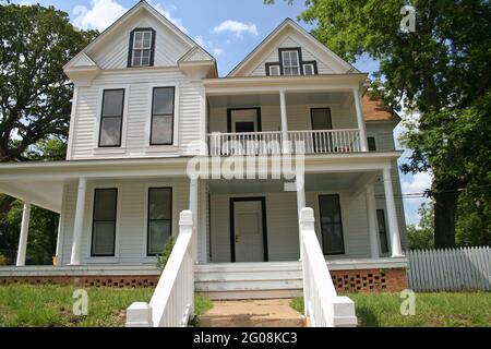 Grand manoir historique avec pelouse verte et arbres Banque D'Images