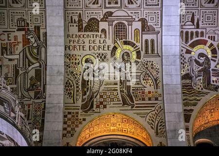 Peintures murales sur le plafond de la basilique Sainte-Anne-de-Beaupré, Québec, Canada Banque D'Images