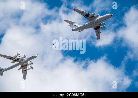 Moscou, Russie - 05 mai 2021 : le groupe de bombardiers stratégiques de l'aviation à longue portée Tu-95ms et le pétrolier il-78m survole la place Rouge Banque D'Images