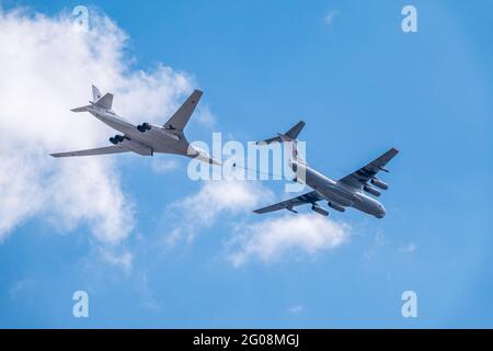 Moscou, Russie - 05 mai 2021 : le groupe de bombardiers stratégiques supersoniques de l'aviation à longue portée Tu-160 et le pétrolier il-78m survole le Squar Rouge Banque D'Images