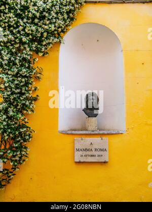 Dans une niche le long de la via della Pelliccia, dans le quartier de Trastevere, il y a un buste de la célèbre actrice Anna Magnani (Rome 1908-Rome 1973). Il a été construit en 2 Banque D'Images