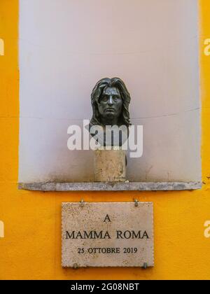 Dans une niche le long de la via della Pelliccia, dans le quartier de Trastevere, il y a un buste de la célèbre actrice Anna Magnani (Rome 1908-Rome 1973). Il a été construit en 2 Banque D'Images