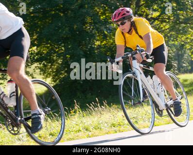 Couple faisant un tour à vélo sur vélo de course à un après-midi ensoleillé de Bavière Allgäu Banque D'Images