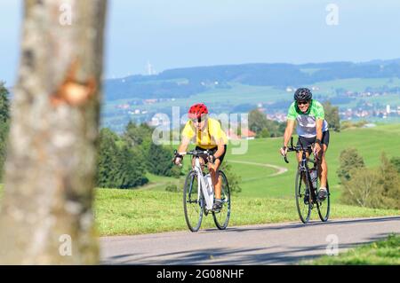 Couple faisant un tour à vélo sur vélo de course à un après-midi ensoleillé de Bavière Allgäu Banque D'Images