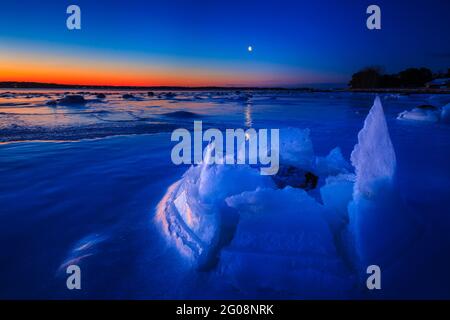 Belle sculpture sur glace à l'aube sur la côte de l'Oslofjord à Kurefjorden à Rygge, Østfold, Norvège, Scandinavie. Banque D'Images