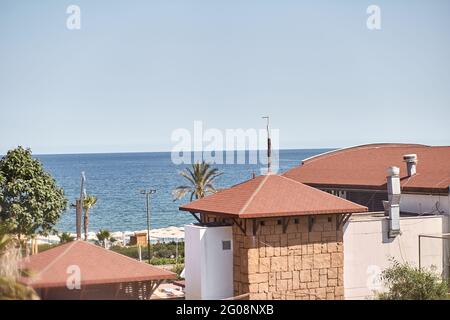 Première ligne. Vue de la terrasse à la mer par une belle journée ensoleillée. Concept de vacances d'été. Photo de haute qualité Banque D'Images