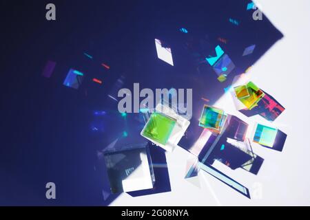 Arrière-plan abstrait avec des figures géométriques en verre prismes avec diffraction de la lumière des couleurs du spectre et réflexion complexe. Banque D'Images