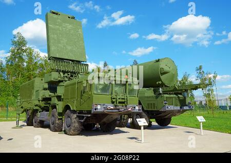 Russie. Oblast de Moscou. Parc Patriot. 22 mai 2021 radar 30N6 et véhicule de transport 5T92 Banque D'Images