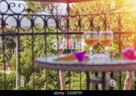 Cocktails d'été et fleurs roses de bougainvilliers devant le drapeau turc et la nature. Voyage Turquie concept. L'été accueillant Turquie concept créatif dans la journée ensoleillée. Mise au point sélective Banque D'Images