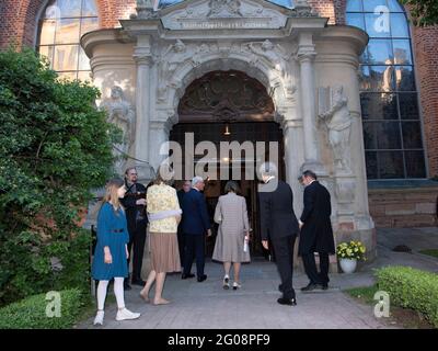 La reine Silvia et le roi Carl Gustaf arrivent au festival de musique ancienne de Stockholm à Tyska kyrkan (église allemande) à Stockholm, en Suède, le 01 juin 2021. Photo: Fredrik Sandberg / TT code 10080 Banque D'Images