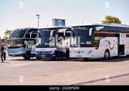 Antalya, Turquie - 19 mai: Kemer, Turquie - 19 mai 05: Bus modernes et touristiques garés à l'aéroport, attendant les touristes par temps ensoleillé. Les personnes et les passagers dans des masques. Concept vacances d'été commence. Banque D'Images