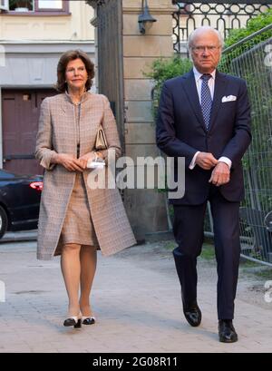 La reine Silvia et le roi Carl Gustaf arrivent au festival de musique ancienne de Stockholm à Tyska kyrkan (église allemande) à Stockholm, en Suède, le 01 juin 2021. Photo: Fredrik Sandberg / TT code 10080 Banque D'Images