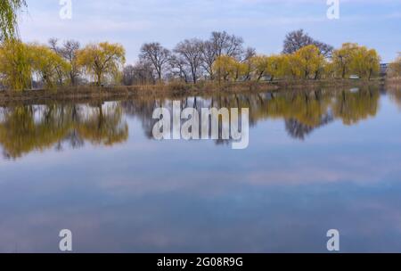 Paysage matinal avec la rivière Zaplavka dans le village de Gupalivka, dans le centre de l'Ukraine Banque D'Images