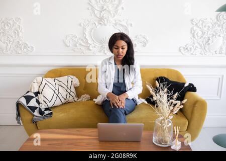 Médecin noir. Télémédecine utilisation des technologies informatiques et des télécommunications pour l'échange d'informations médicales Banque D'Images
