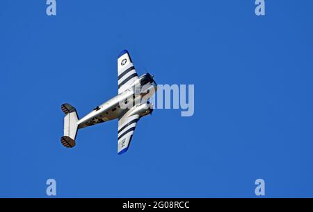 Avion Beech 3TM (modèle 18) avec fond bleu ciel. Banque D'Images