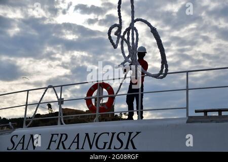 Gozo, Malte. 1er juin 2021. Un membre de l'équipage lance une corde d'amarrage à l'arrivée de San Frangék, l'un des deux catamarans assurant un service rapide de ferry entre la Valette et Gozo, dans le port de Mgarr à Gozo, Malte, le 1er juin 2021. Deux catamarans assurant un service de ferry rapide entre la Valette, capitale de Malte, et l'île de Gozo, ont fait leur premier voyage le 1er juin, lorsque Malte a rouvert son secteur touristique le même jour. Credit: Jonathan Borg/Xinhua/Alay Live News Banque D'Images