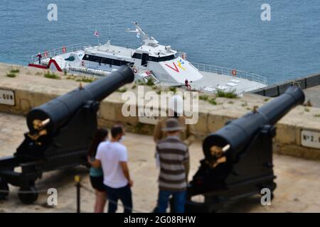 La Valette, Malte. 1er juin 2021. Les gens regardent l'arrivée de San Frangék, l'un des deux catamarans fournissant un service rapide de ferry entre la Valette et Gozo, dans le port de la Valette, Malte, le 1er juin 2021. Deux catamarans assurant un service de ferry rapide entre la Valette, capitale de Malte, et l'île de Gozo, ont fait leur premier voyage le 1er juin, lorsque Malte a rouvert son secteur touristique le même jour. Credit: Jonathan Borg/Xinhua/Alay Live News Banque D'Images