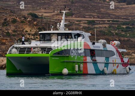 Gozo. 1er juin 2021. Photo prise le 1er juin 2021 montre votre sagesse, l'un des deux catamarans fournissant un service rapide de ferry entre la Valette et Gozo, arriver dans le port de Mgarr de Gozo, Malte. Deux catamarans assurant un service de ferry rapide entre la Valette, capitale de Malte, et l'île de Gozo, ont fait leur premier voyage le 1er juin, lorsque Malte a rouvert son secteur touristique le même jour. Credit: Jonathan Borg/Xinhua/Alay Live News Banque D'Images