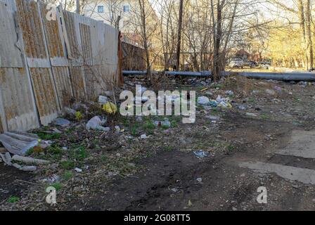 Kokshetau - Kazakhstan - 15 avril 2021: Grande pile de déchets ou de déchets dans le quartier de residencial à côté des bâtiments. Problème d'élimination des déchets Banque D'Images