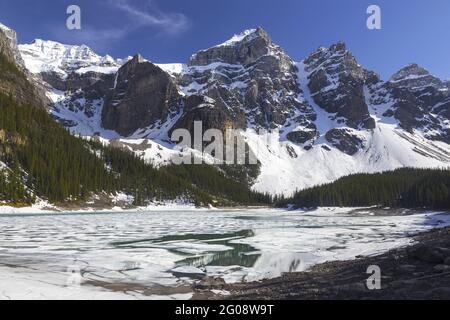 La vallée des dix pics, au-dessus de la glace, couvrait l'eau de fusion gelée du lac Moraine.Parc national Banff, paysage pittoresque des Rocheuses canadiennes Banque D'Images