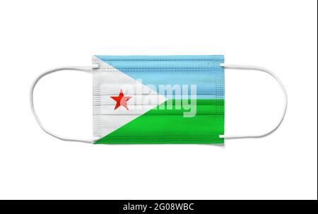 Drapeau de Djibouti sur un masque chirurgical jetable. Arrière-plan blanc isolé Banque D'Images