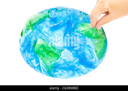 Nettoyage des mains humaines du globe terrestre fait de sacs en plastique isolés sur blanc. Concept de protection de la planète. Banque D'Images