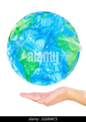 Main humaine tenant un globe fait de sacs en plastique isolés sur blanc Banque D'Images