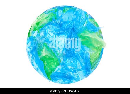 Globe terrestre fait de sacs en plastique vert et bleu. Concept de pollution plastique. Banque D'Images